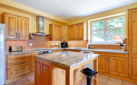 Albrechtice: Countertop, Cabinetry, Spüle, Möbel, Zapfhahn, Sinken, Fenster, Küche, Schublade, Holz