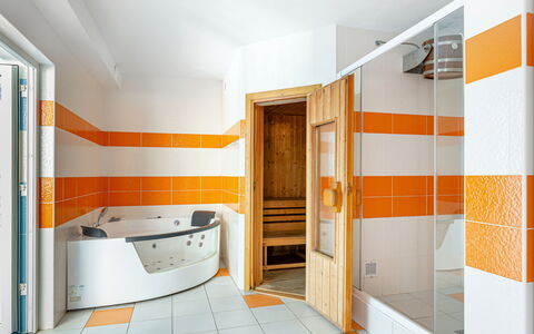 Albrechtice: Badewanne, Orange, Interior Design, Flooring, Fussboden, Holz, Badezimmer, Armatur, Zapfhahn