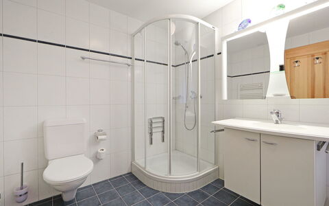 Sunset B 11: Badezimmer, Eigentum, Zimmer, Armatur, Fliese, Lila, Interior Design, Die Architektur, Grundeigentum, Fussboden