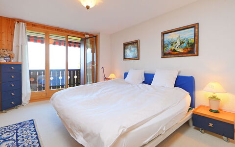 Sunset B 11: Schlafzimmer, Möbel, Bett, Zimmer, Bettdecke, Eigentum, Matratze, Bedding, Bettrahmen, Interior Design