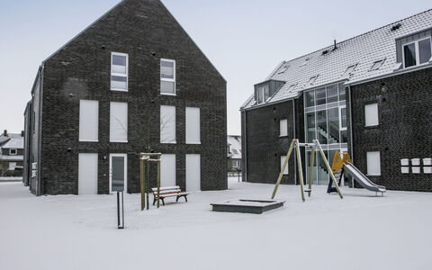 Ankerplatz: Himmel, Gebäude, Eigentum, Fenster, Schnee, Die Architektur, Haus, Urban Design, Tür, Nachbarschaft