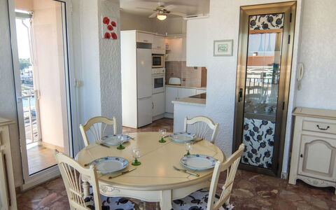 Port des Sables: Zimmer, Eigentum, Möbel, Gebäude, Interior Design, Haus, Tabelle, Esszimmer, Grundeigentum, Fussboden