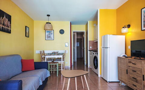 Six Fours la Coudoulière 101: Möbel, Flooring, Interior Design, Fussboden, Zimmer, Wohnung, Stuhl, Decke, Holzbeize, Wohnzimmer