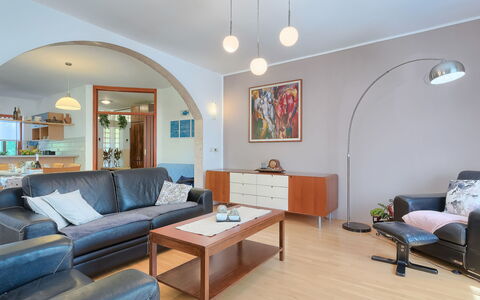 Corina: Möbel, Tabelle, Couch, Eigentum, Azurblau, Komfort, Studio Couch, Beleuchtung, Interior Design, Die Architektur