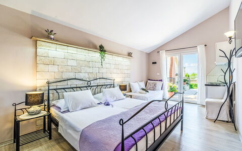 Villa Mutnik: Möbel, Interior Design, Bett, Flooring, Fussboden, Schlafzimmer, Zuhause, Wohnung, Kissen, Resort