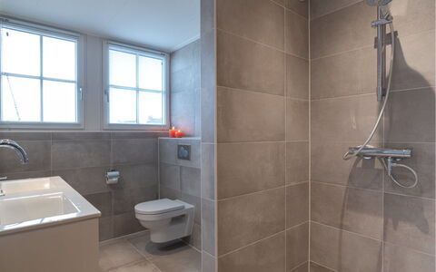 Ganuenta: Armatur, Badezimmer, Duschkopf, Gebäude, Fenster, Sinken, Dusche, Fussboden, Flooring