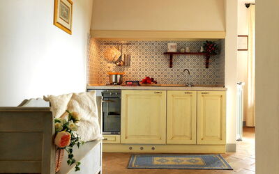 Canonica N.1: Zimmer, Eigentum, Möbel, Interior Design, Fussboden, Gelb, Wand, Haus, Gebäude, Küche