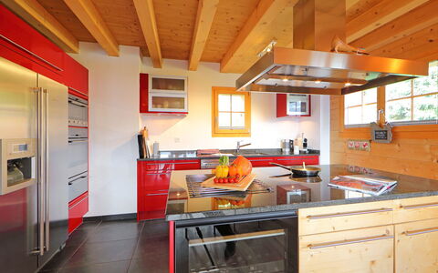 Chalet Maurice: Cabinetry, Countertop, Eigentum, Möbel, Sinken, Küche, Holz, Küchengerät, Spüle, Orange