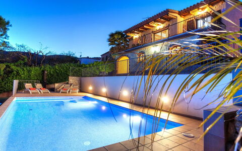 Alba: Schwimmbad, Eigentum, Grundeigentum, Resort, Gebäude, Haus, Zuhause, Beleuchtung, Estate, Freizeit