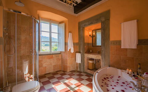 Villa Ivana - Cortona: Zimmer, Eigentum, Gebäude, Badezimmer, Interior Design, Decke, Fussboden, Haus, Grundeigentum, Estate
