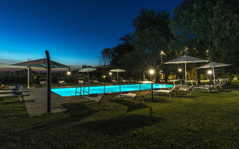 Villa Ivana - Cortona: Himmel, Nacht, Baum, Die Architektur, Freizeit, Berg, Wolke, Gebirge, Landschaft, Bergstation