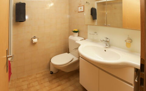 Belmi: Spiegel, Zapfhahn, Armatur, Bad Sink, Sinken, Eigentum, Badezimmer, Gebäude, Badezimmerschrank, Lila