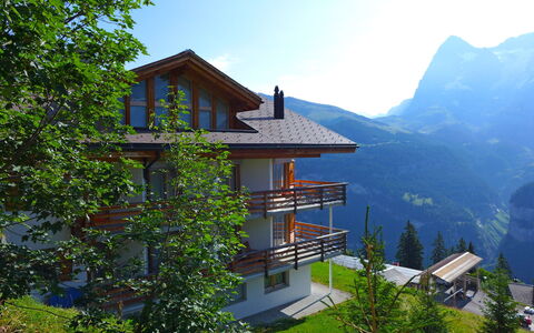 Mürren 300: Himmel, Gebäude, Berg, Fenster, Natürliche Landschaft, Haus, Pflanze, Baum, Gras, Hütte