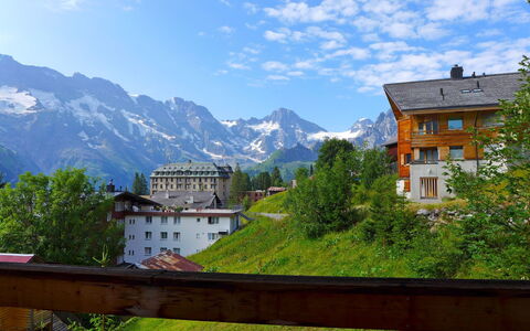 Mürren 300: Wolke, Himmel, Berg, Gebäude, Pflanze, Eigentum, Fenster, Natur, Natürliche Landschaft, Baum