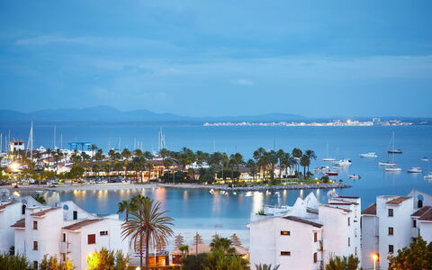Voramar 2: Gebäude, Azurblau, Schwimmbad, Himmel, Schatten, Baum, Wasser, Rechteck, Urban Design, Gartenmöbel