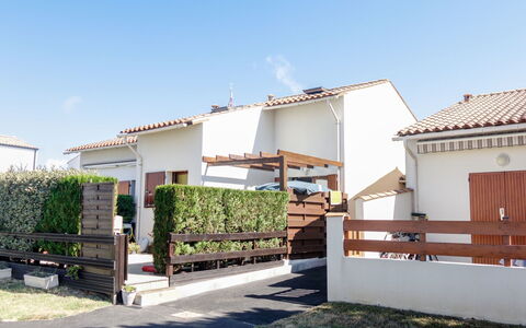 La Coralline: Wohngebiet, Fassade, Zuhause, Schatten, Estate, Vorort, Balkon, Garten, Walkway, Auffahrt