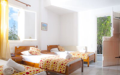 Medusa Triple 3.3: Zimmer, Möbel, Schlafzimmer, Bett, Eigentum, Interior Design, Bettdecke, Orange, Bettrahmen, Gelb
