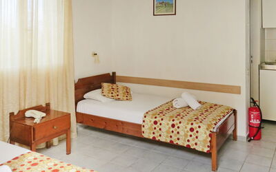 Medusa Double 3.2: Schlafzimmer, Möbel, Bett, Zimmer, Bettdecke, Bettrahmen, Eigentum, Fussboden, Bedding, Interior Design