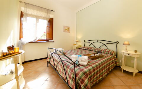 Casale 180: Schlafzimmer, Zimmer, Bett, Möbel, Eigentum, Bettdecke, Bettrahmen, Fussboden, Interior Design, Gebäude