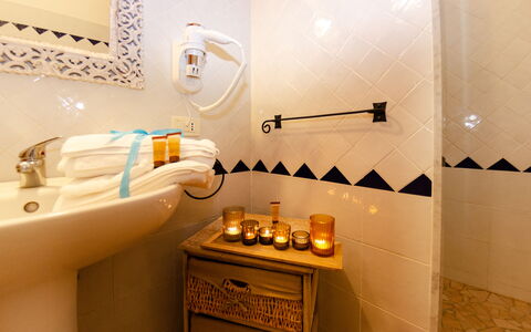 Casale 180: Badezimmer, Zimmer, Eigentum, Bad Sink, Interior Design, Zapfhahn, Fliese, Armatur, Bad Zubehör, Suite