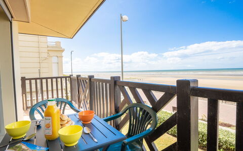 Cabourg Beach: Wolke, Himmel, Eigentum, Möbel, Tabelle, Wasser, Blau, Stuhl, Azurblau, Gebäude
