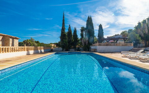 Sunshine: Schwimmbad, Eigentum, Grundeigentum, Himmel, Gebäude, Resort, Azurblau, Wasser, Estate, Freizeit