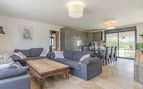 L'Oliveraie: Möbel, Tabelle, Couch, Eigentum, Gebäude, Komfort, Holz, Interior Design, Wohnzimmer, Fussboden