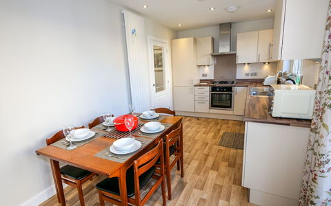 Devonvale Place: Möbel, Eigentum, Cabinetry, Tabelle, Countertop, Holz, Stuhl, Interior Design, Flooring, Fussboden