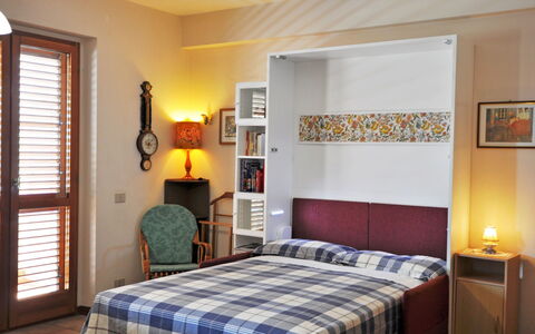 Gondar Studio: Schlafzimmer, Bett, Möbel, Zimmer, Bettdecke, Eigentum, Interior Design, Bettrahmen, Bedding, Matratze