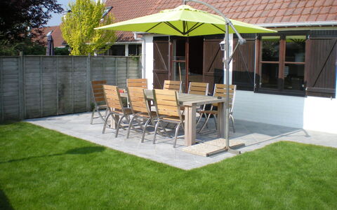 De Haan 220: Eigentum, Gras, Hinterhof, Terrasse, Rasen, Garten, Kunstrasen, Haus, Dach, Überdachung