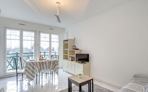 Dinard 188: Möbel, Eigentum, Tabelle, Fenster, Holz, Interior Design, Beleuchtung, Die Architektur, Fussboden, Flooring
