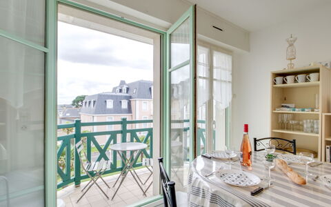 Dinard 188: Gebäude, Fenster, Regal, Tabelle, Tür, Fussboden, Schatten, Haus, Wohnzimmer, Himmel