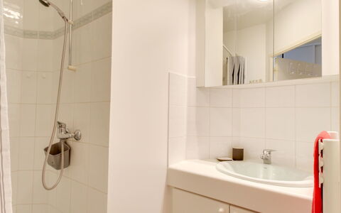 Dinard 188: Spiegel, Sinken, Duschkopf, Armatur, Badezimmerschrank, Bad Sink, Zapfhahn, Dusche, Badezimmer
