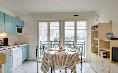 Dinard 188: Eigentum, Cabinetry, Countertop, Möbel, Tabelle, Fenster, Stuhl, Interior Design, Holz, Küche
