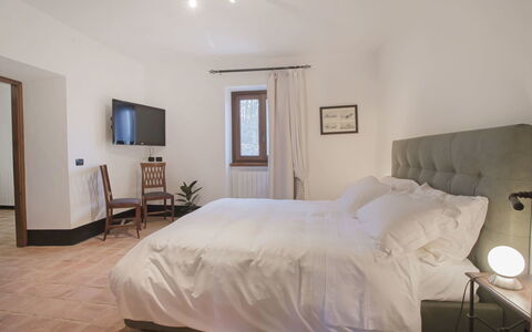 Cantiniere: Schlafzimmer, Bett, Zimmer, Möbel, Bettdecke, Eigentum, Bedding, Bettrahmen, Fussboden, Wand