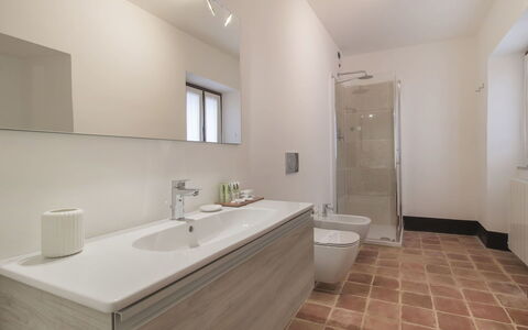 Cantiniere: Badezimmer, Eigentum, Zimmer, Fussboden, Interior Design, Gebäude, Fliese, Grundeigentum, Sinken, Die Architektur