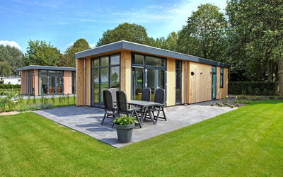 Recreatiepark 'T Esmeer 105.22: Haus, Eigentum, Zuhause, Gebäude, Grundeigentum, Estate, Gras, Die Architektur, Fassade, Garten