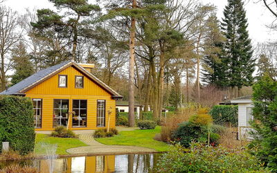 Bospark Ede 205.2: Haus, Zuhause, Eigentum, Hütte, Baum, Natürliche Landschaft, Gelb, Gebäude, Dach, Grundeigentum