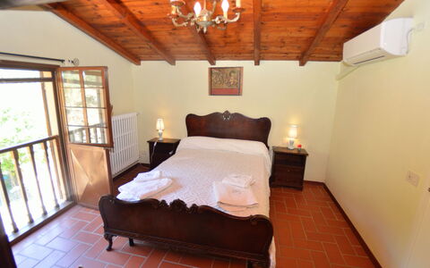 Agli Olivi: Schlafzimmer, Zimmer, Möbel, Bett, Eigentum, Decke, Bettdecke, Bettrahmen, Gebäude, Interior Design