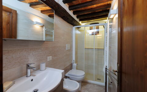 Marlene House: Spiegel, Zapfhahn, Armatur, Eigentum, Sinken, Gebäude, Bad Sink, Badezimmer, Interior Design, Holz