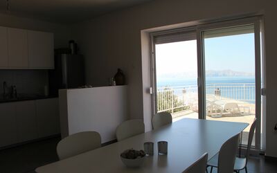 Villa Gustav - Lower Apartment: Eigentum, Zimmer, Interior Design, Haus, Gebäude, Möbel, Grundeigentum, Die Architektur, Wohnzimmer, Tabelle