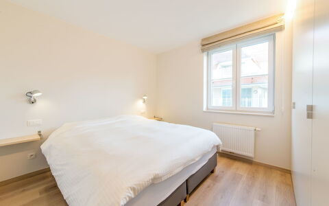 Wanderlust with Garage: Schlafzimmer, Bett, Möbel, Zimmer, Eigentum, Fussboden, Bettrahmen, Bettdecke, Interior Design, Bedding