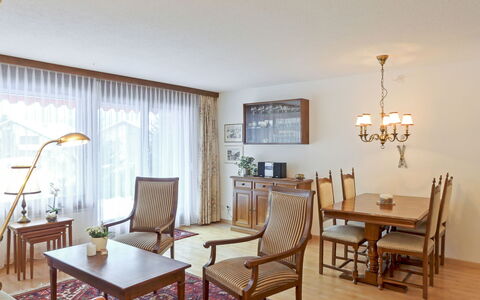 Rustica Apt. M: Tabelle, Möbel, Stuhl, Pflanze, Holz, Bilderrahmen, Wohnzimmer, Beleuchtung, Interior Design, Zimmerpflanze