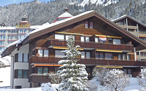 Rustica Apt. M: Pflanze, Schnee, Eigentum, Gebäude, Fenster, Berg, Weiss, Himmel, Baum, Haus