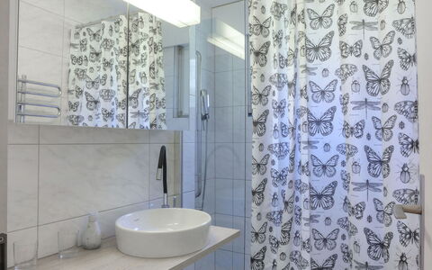 Rustica Apt. M: Armatur, Gebäude, Eigentum, Zapfhahn, Sinken, Badezimmer, Lila, Spiegel, Bad Sink, Interior Design