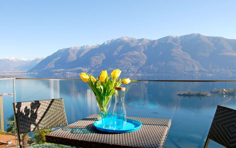 Cà dal Non: Blau, Eigentum, Himmel, Berg, Tabelle, Azurblau, Möbel, Gelb, Zimmer, Urlaub