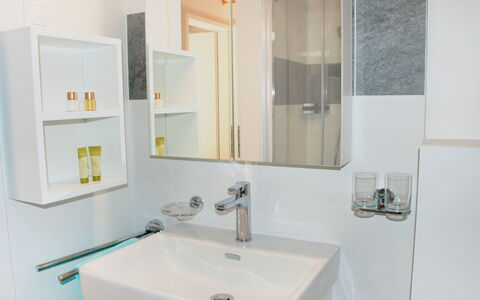 Cà dal Non: Badezimmer, Zimmer, Eigentum, Zapfhahn, Interior Design, Badezimmerschrank, Sinken, Bad Zubehör, Fliese, Armatur