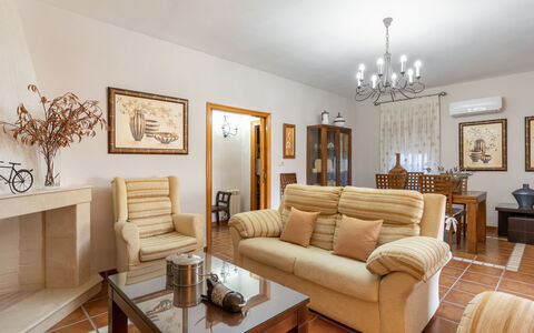 Villa San Vicente: Bilderrahmen, Tabelle, Couch, Möbel, Eigentum, Holz, Interior Design, Beleuchtung, Studio Couch, Wohnzimmer