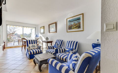 Marinas Beach: Zimmer, Eigentum, Blau, Möbel, Gebäude, Interior Design, Grundeigentum, Wohnzimmer, Haus, Tabelle