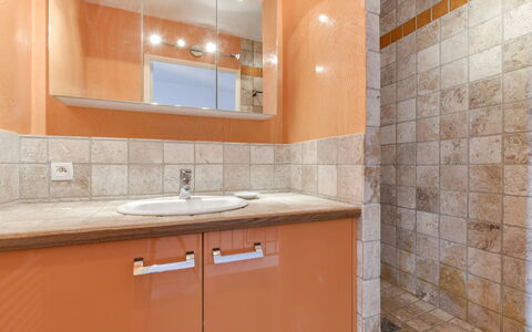 Marinas Beach: Eigentum, Zimmer, Badezimmer, Fliese, Orange, Die Architektur, Interior Design, Wand, Möbel, Sinken